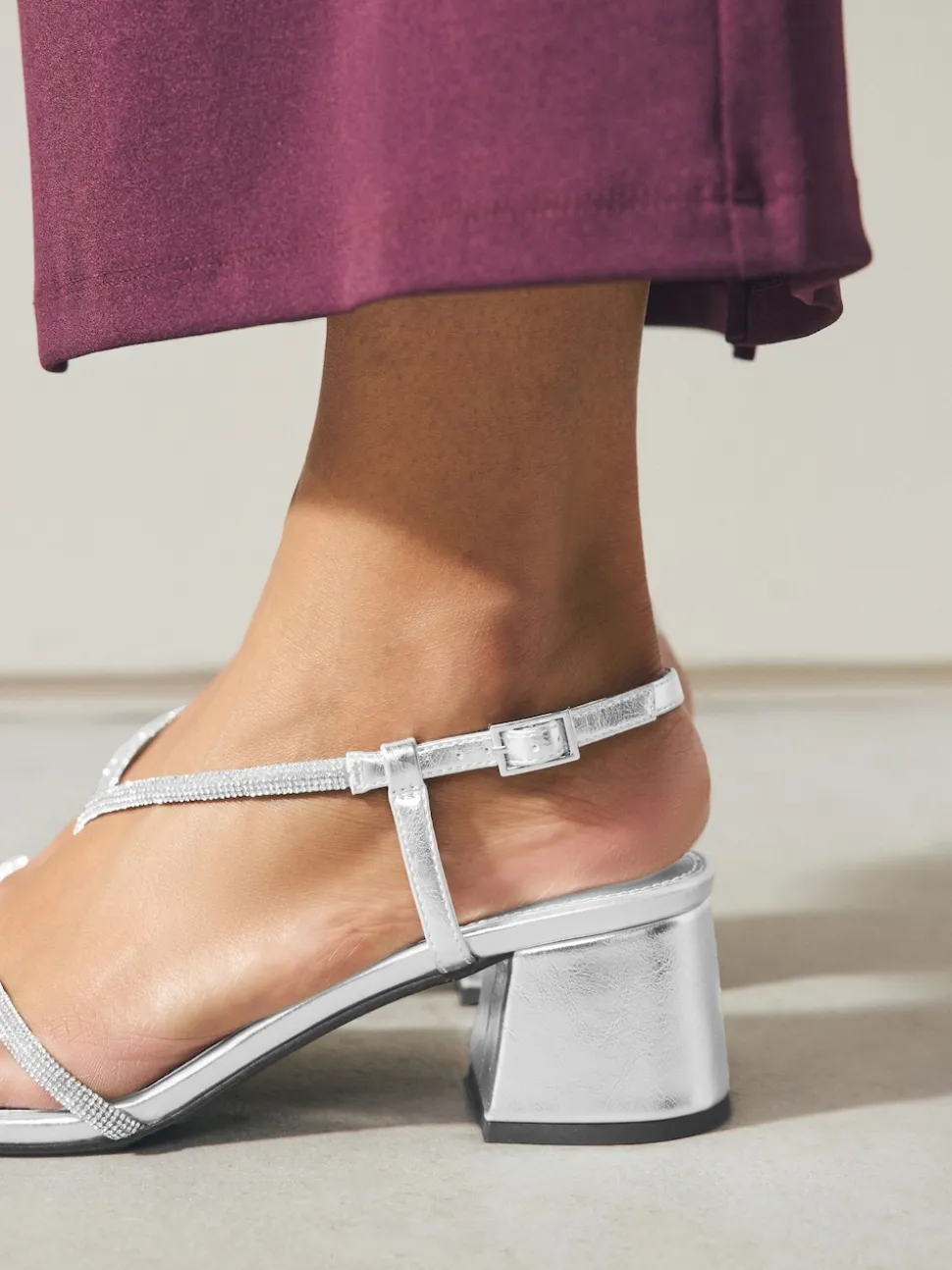 Argent - Sandales à talons carrés et à bretelles ornées de bijoux Forever Comfort