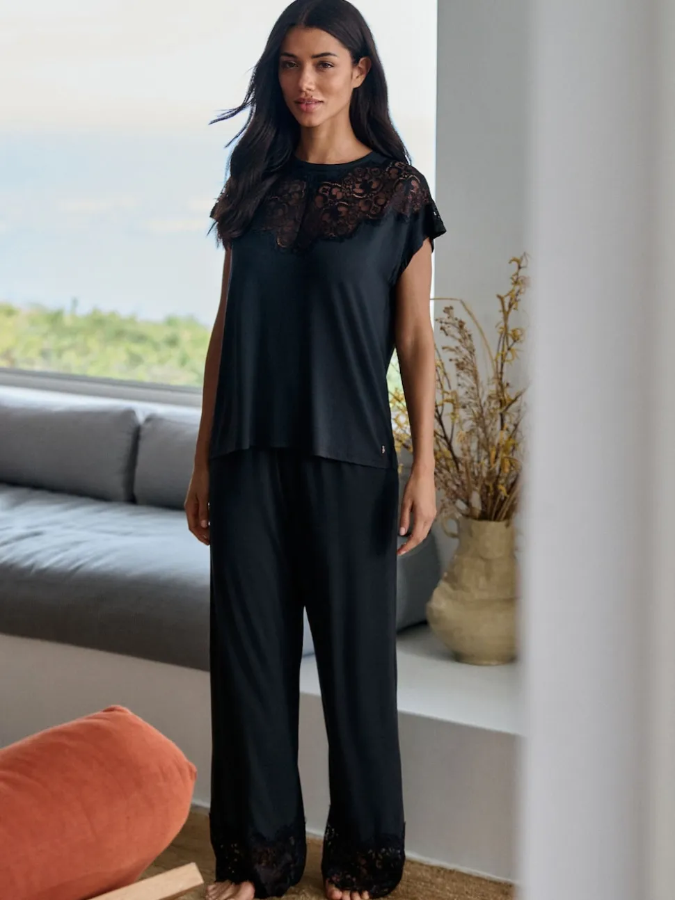 B by Ted Baker Ensemble pyjama noir bordé de dentelle modale
