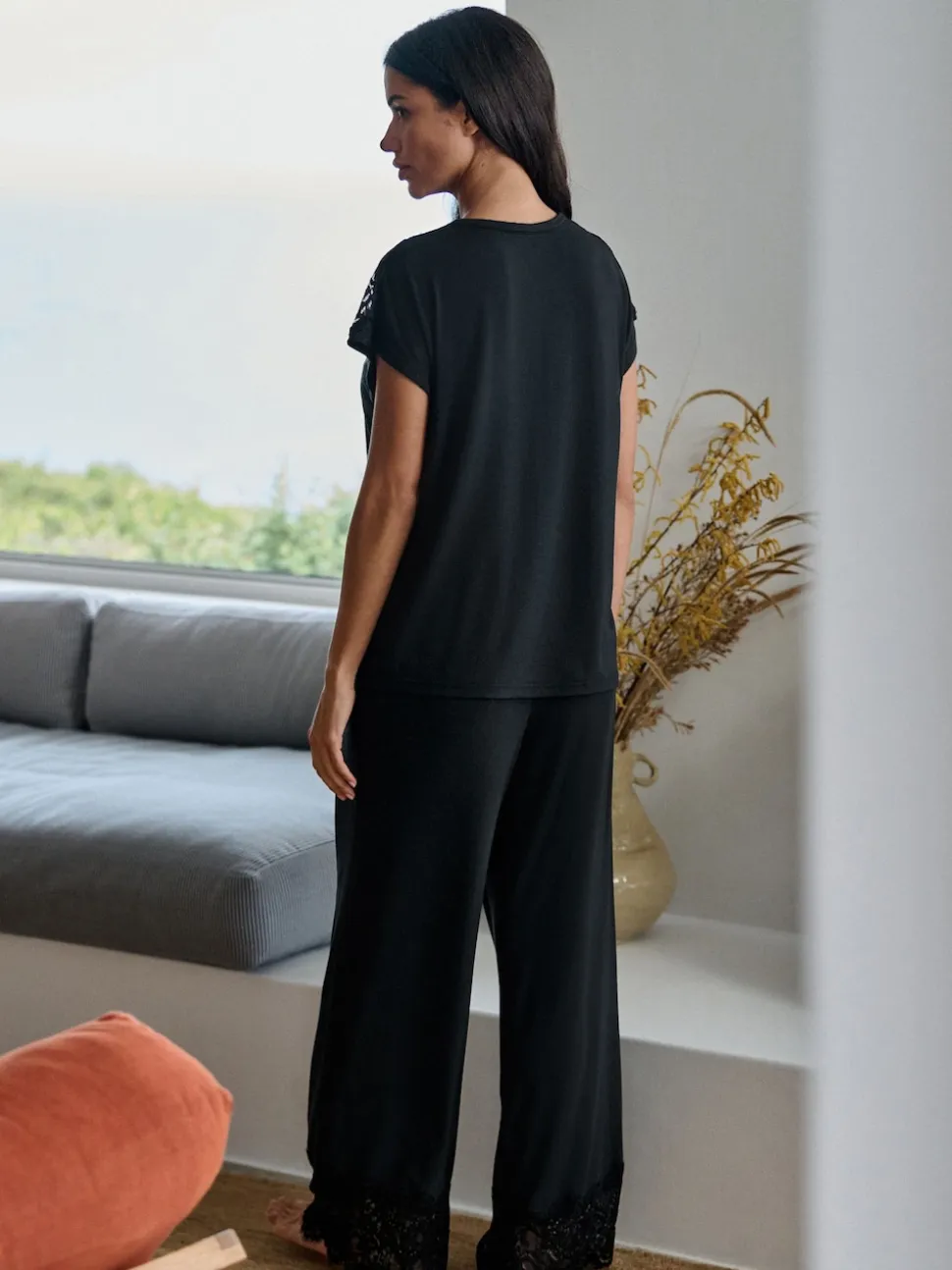 B by Ted Baker Ensemble pyjama noir bordé de dentelle modale