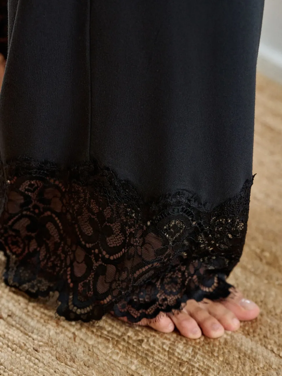 B by Ted Baker Ensemble pyjama noir bordé de dentelle modale