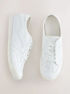 Blanc - Baskets à lacets Forever Comfort® Slimeline à bandes latérales