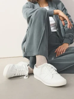 Blanc - Baskets à lacets Forever Comfort® Slimeline à bandes latérales
