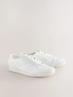 Blanc - Baskets à lacets Forever Comfort® Slimeline à bandes latérales