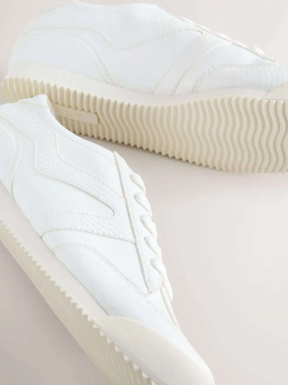 Blanc - Baskets à lacets Forever Comfort® Slimeline à bandes latérales