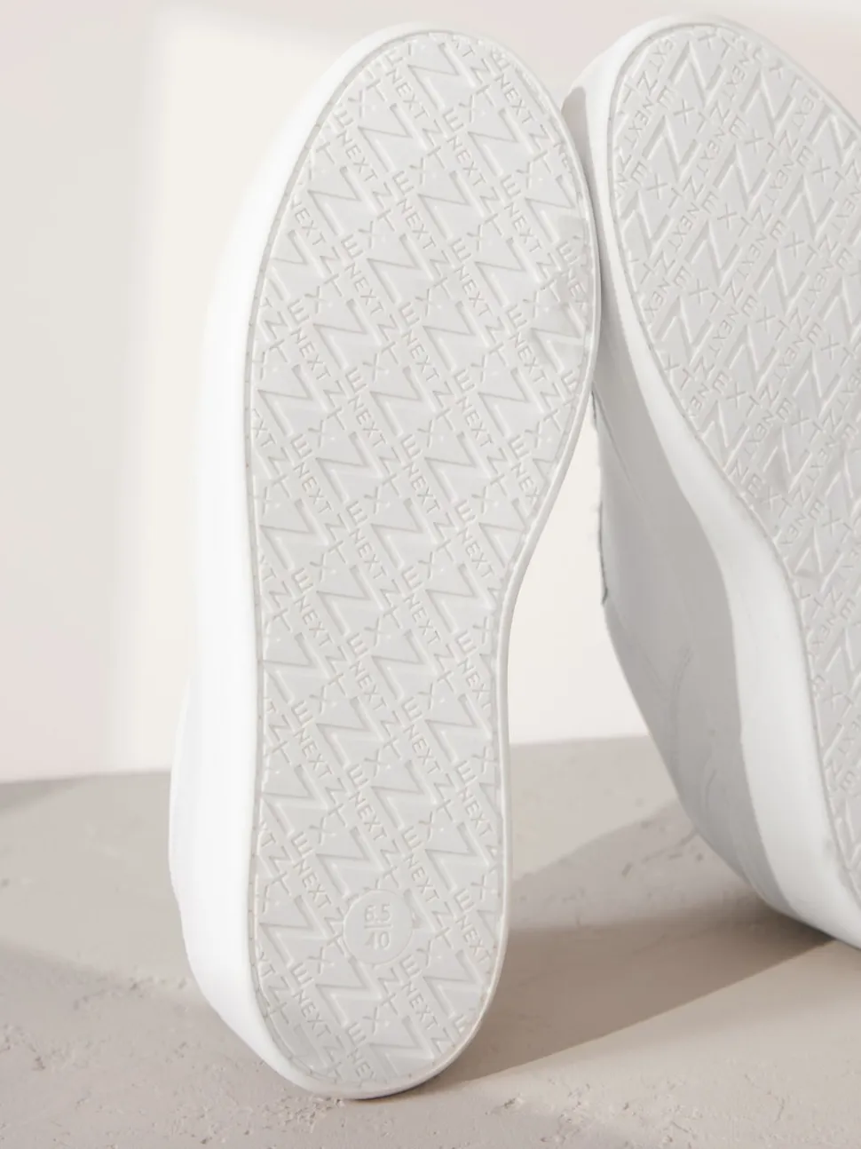 Blanc - Baskets Signature haut de gamme à lacets et semelle épaisse compensées en cuir