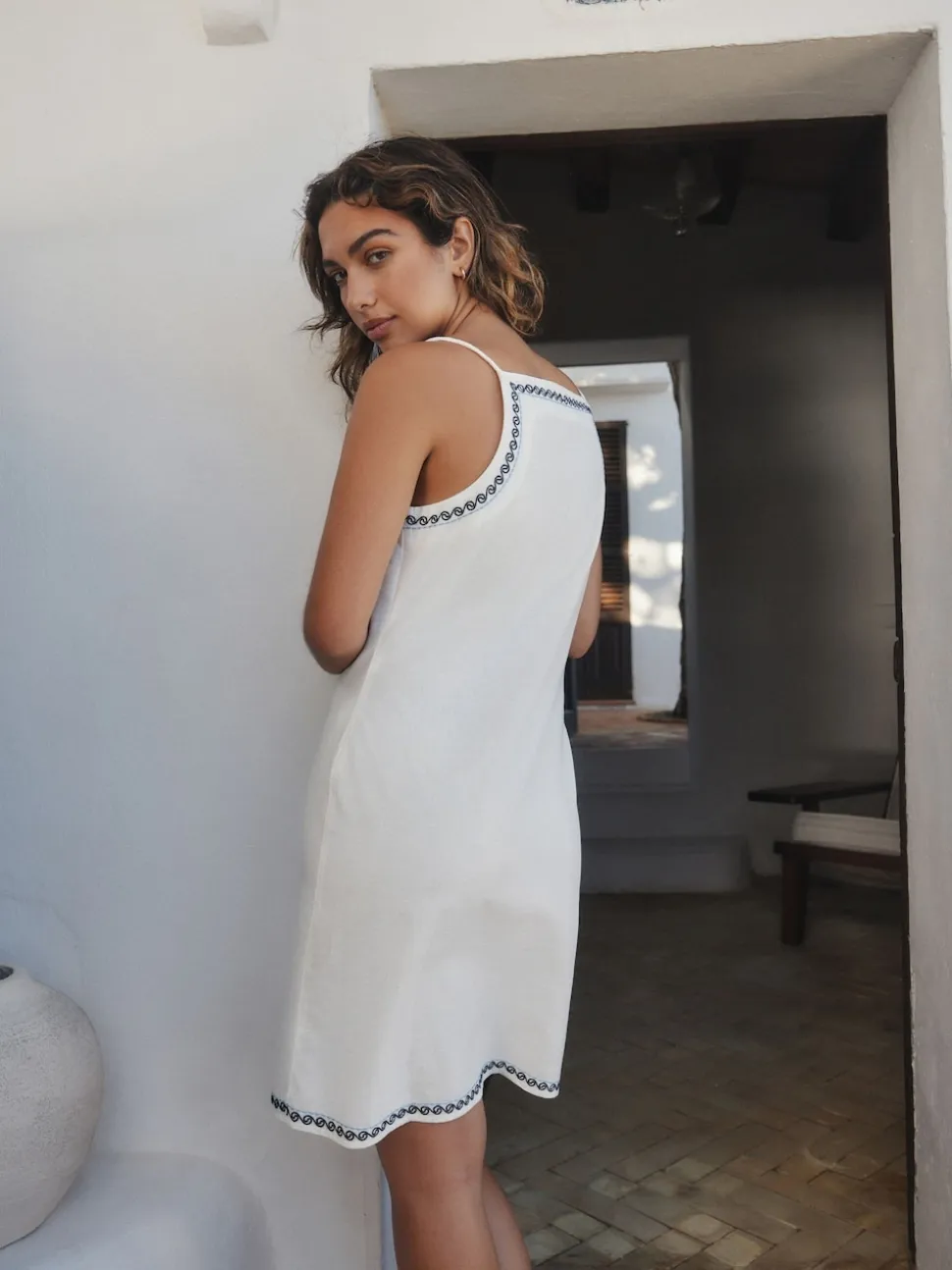 Blanc - Robe droite courte brodée en lin