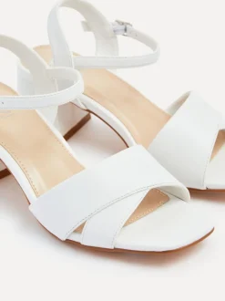 Blanc - Sandales à talons Vivian Linzi à coupe large avec sangle avant croisée