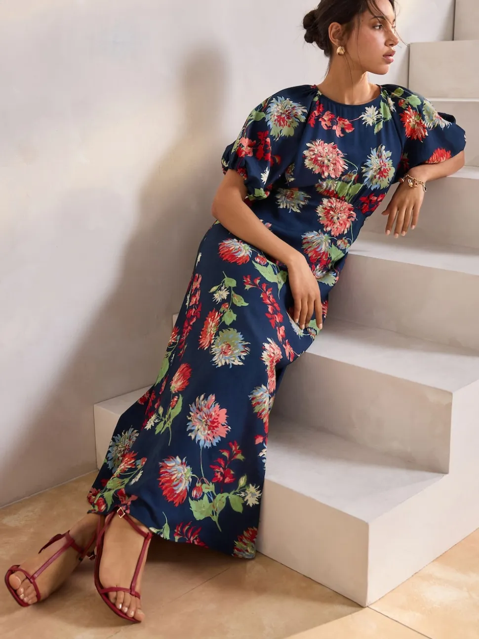 Bleu marine à fleurs - Robe mi-longue imprimée à manches bouffantes