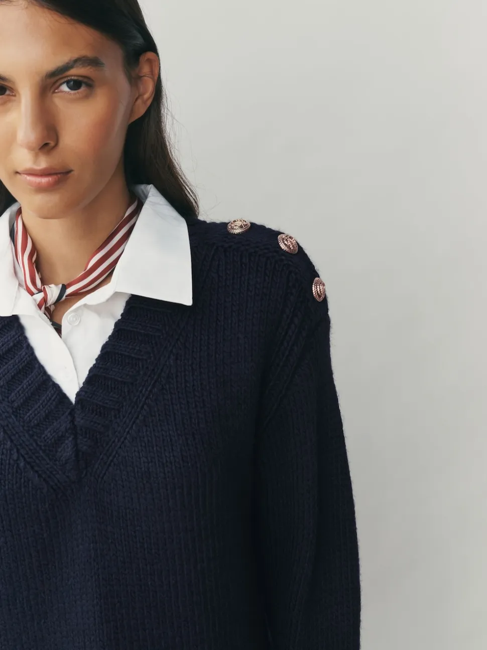 Bleu marine - Pulls look superposé en maille à col en V avec chemise