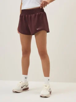Bourgogne Crush - Nike Un short Dri-FIT Mid Rise 3 pouces doublé