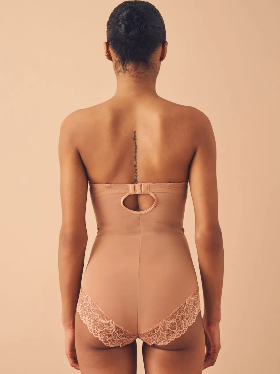 Caramel Nude - Body en dentelle à coupe ferme et contrôle du ventre