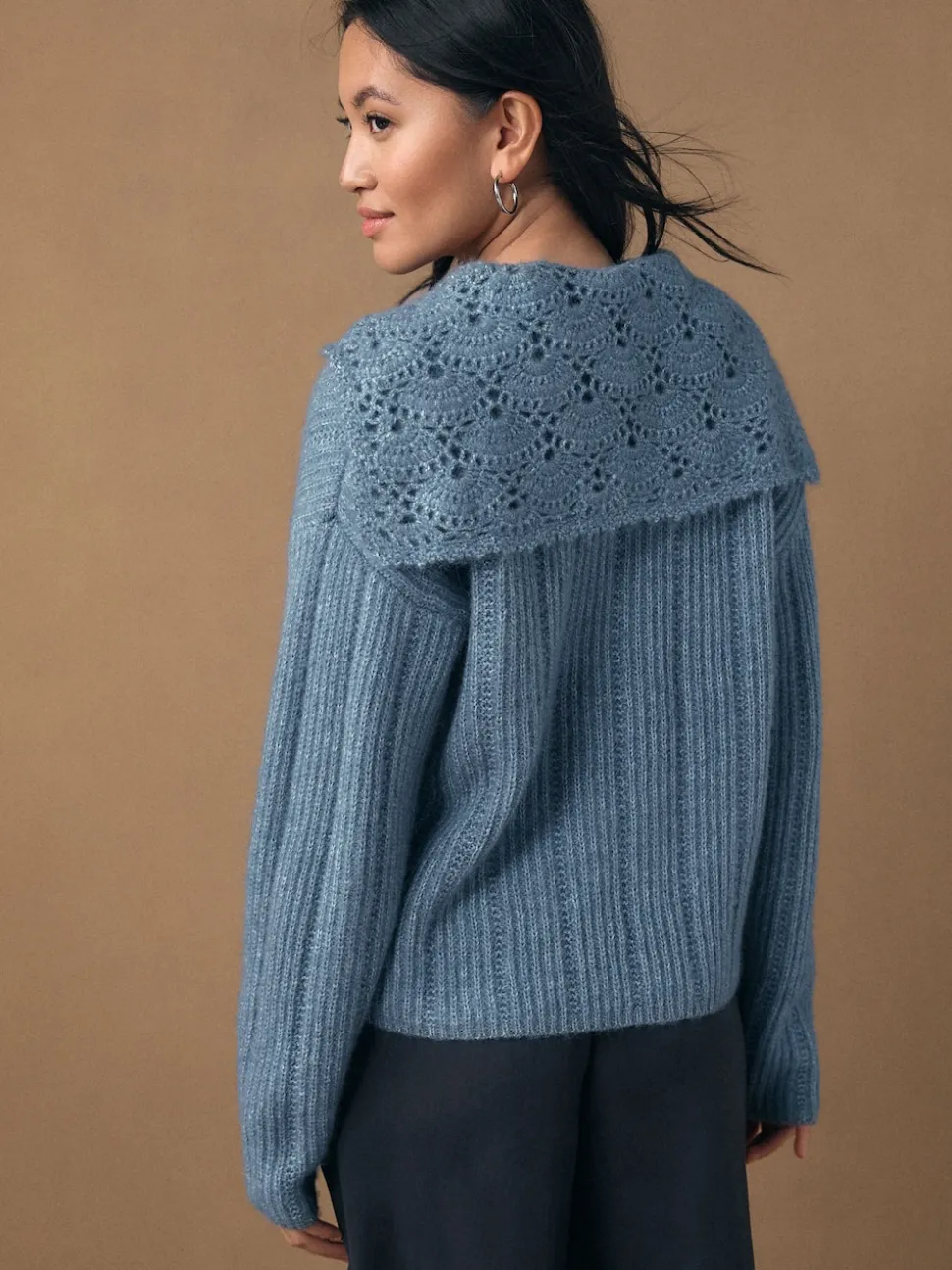 Chambray bleu - Pull en maille côtelée avec col marin au crochet