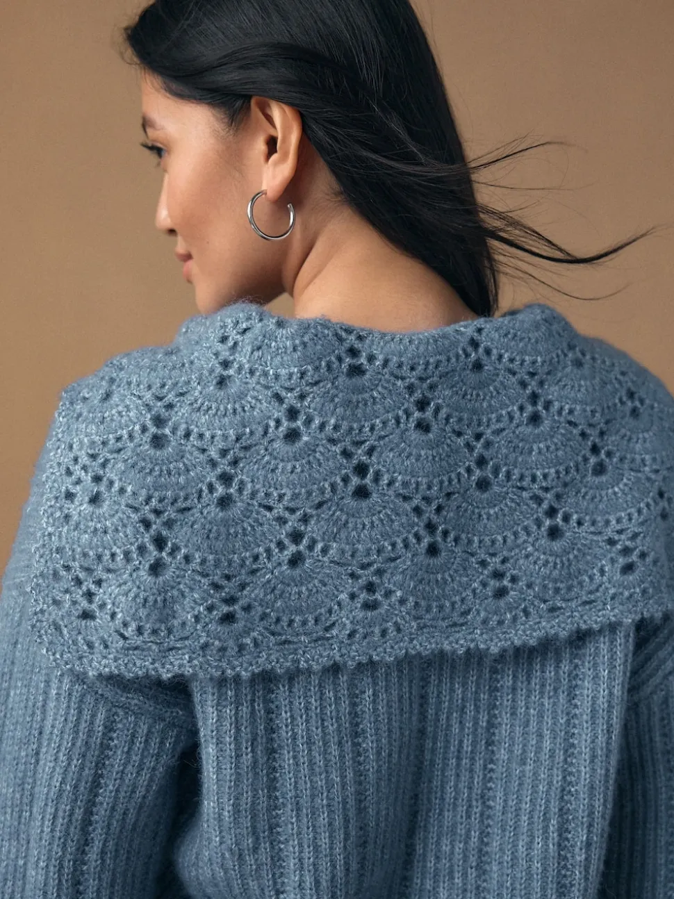 Chambray bleu - Pull en maille côtelée avec col marin au crochet