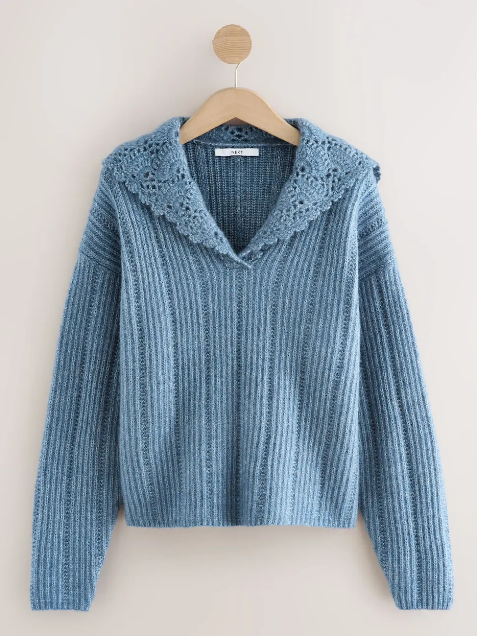 Chambray bleu - Pull en maille côtelée avec col marin au crochet