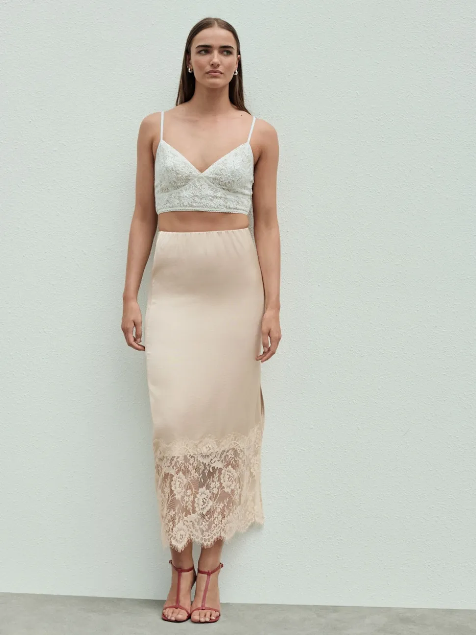 Champagne doré - Jupe mi-longue en satin bordée de dentelle