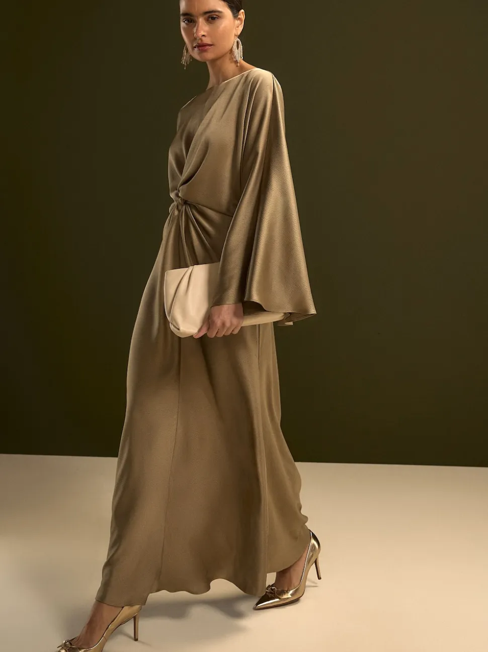Champagne doré - Robe longue en satin à manches longues torsadée sur le devant