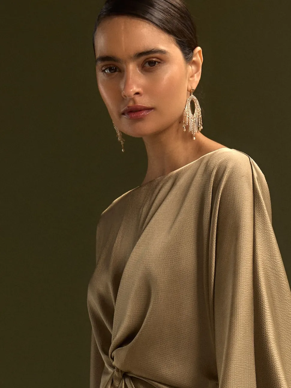 Champagne doré - Robe longue en satin à manches longues torsadée sur le devant