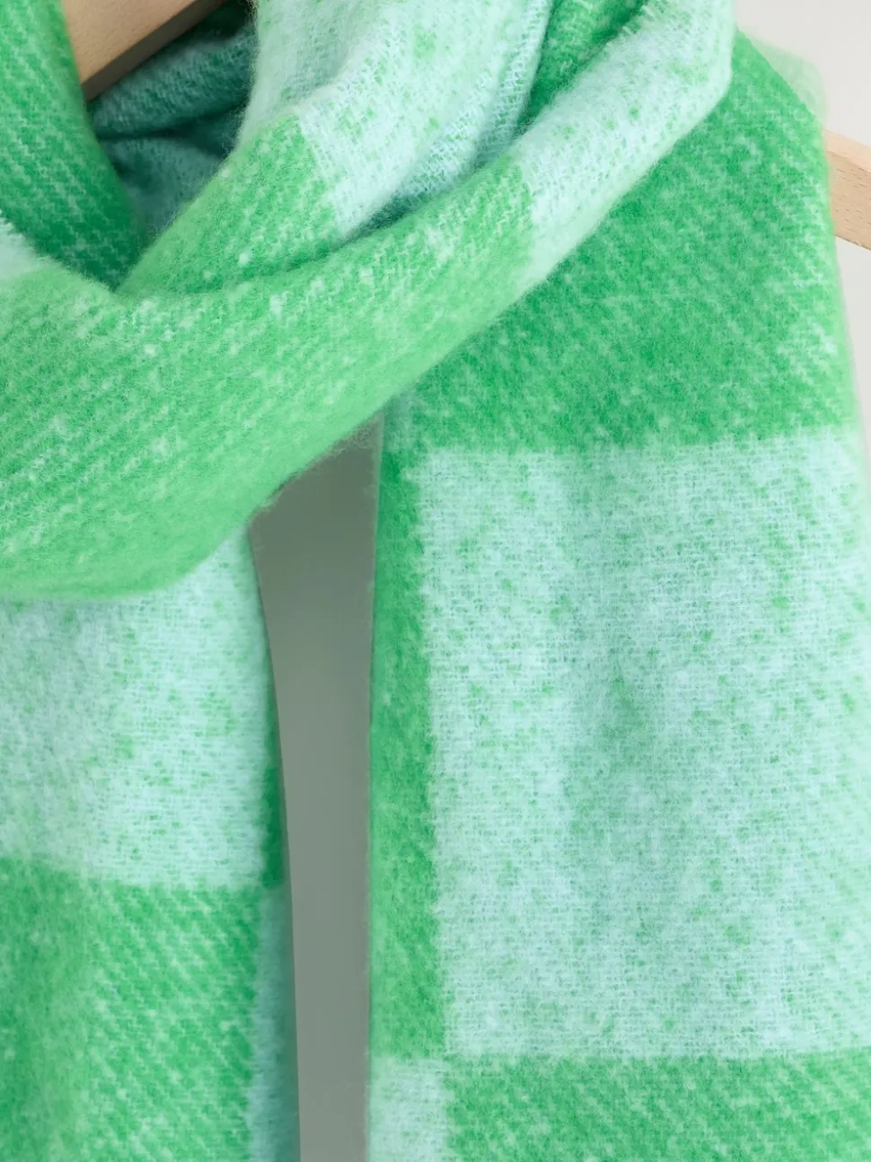 Écharpe Eleanor Bowmer à carreaux bleu et vert