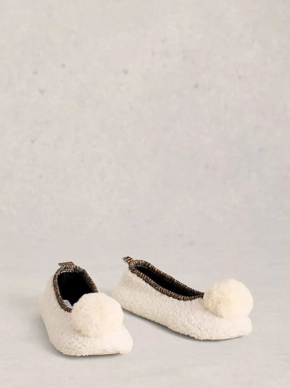 Chaussons de danse à pompon White Stuff