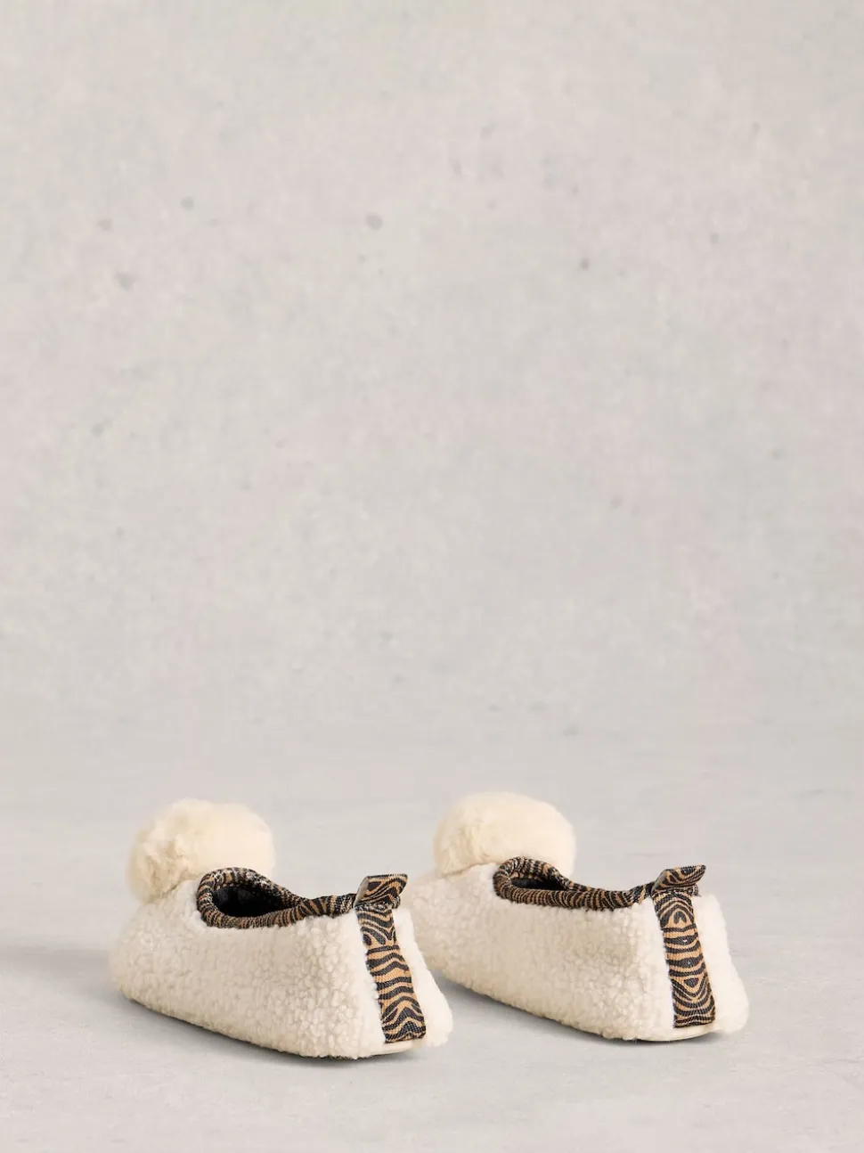 Chaussons de danse à pompon White Stuff