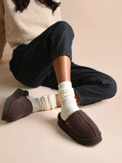 Chaussons Just Sheepskin Mabel en peau de mouton à plateforme marron pour femme