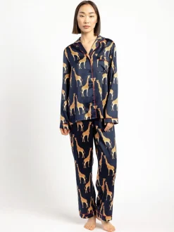 Chelsea Peers pyjama long imprimé girafe en satin