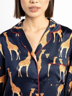 Chelsea Peers pyjama long imprimé girafe en satin