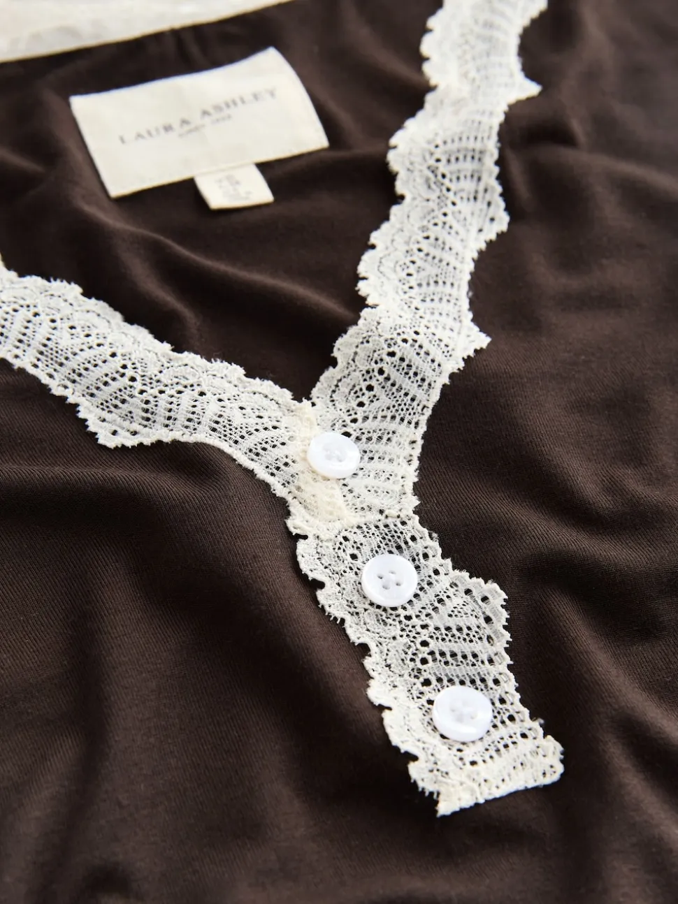 chocolat - Chemise de nuit Laura Ashley avec bordure en dentelle modale