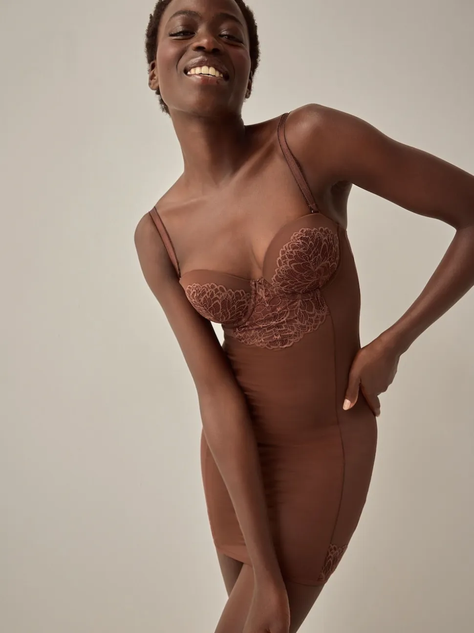 Chocolat Nude - Combinaison gainante en dentelle à bonnets