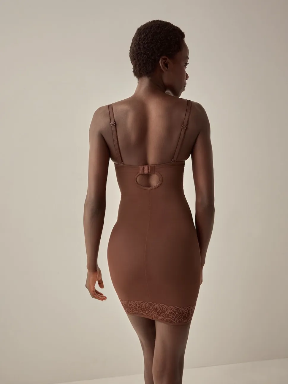 Chocolat Nude - Combinaison gainante en dentelle à bonnets