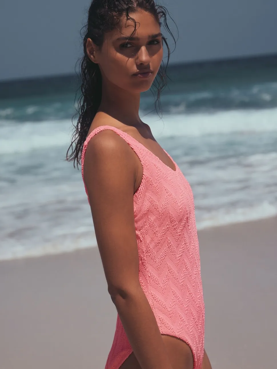 Corail rose fluo texturé - Maillot de bain gainant à encolure dégagée