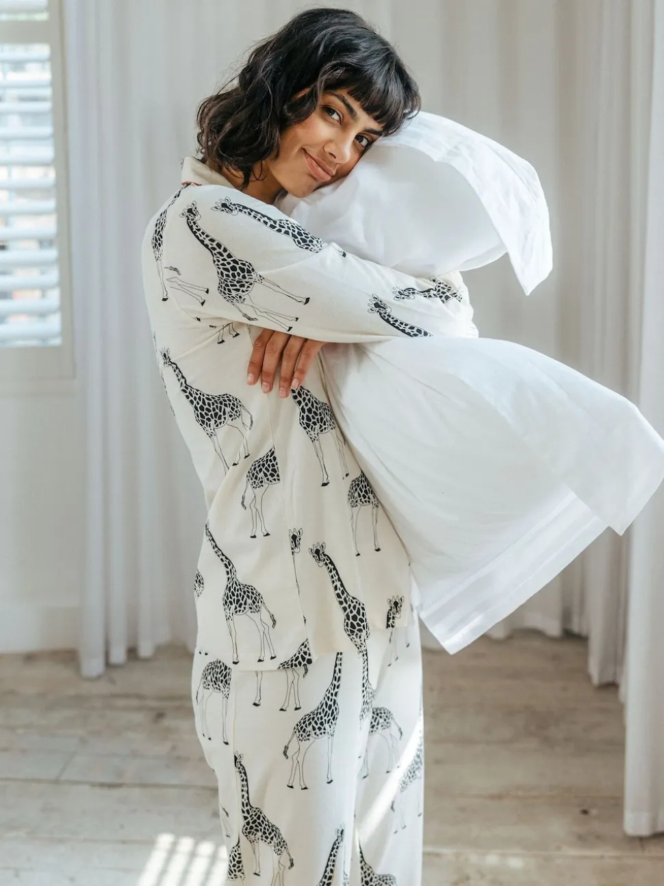 Crème - Chelsea Peers pyjama long boutonné à la girafe