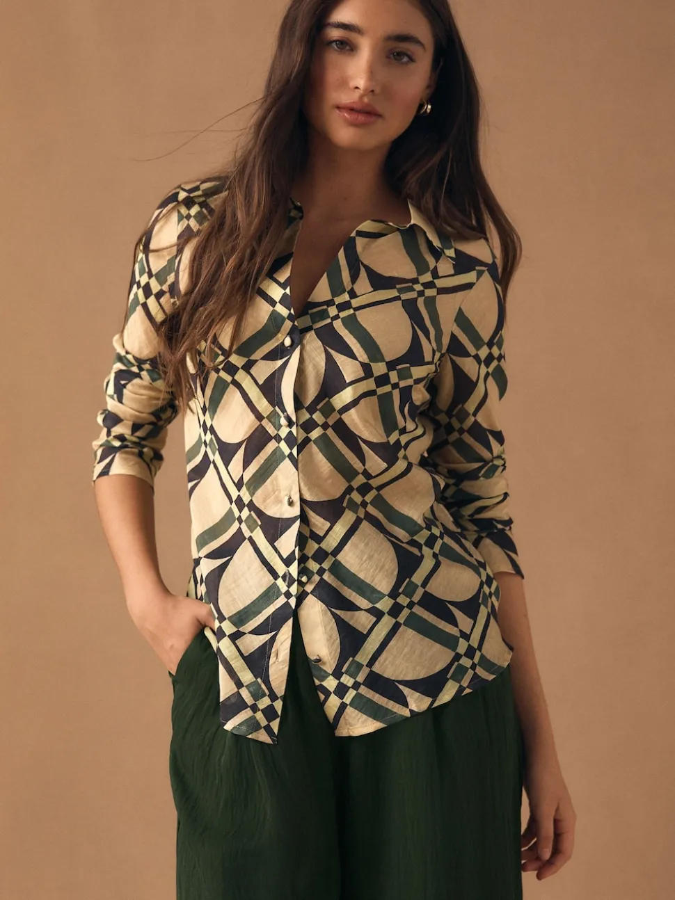 Crème/Vert imprimé géométrique - Chemise à col en V en Blend Lyocell
