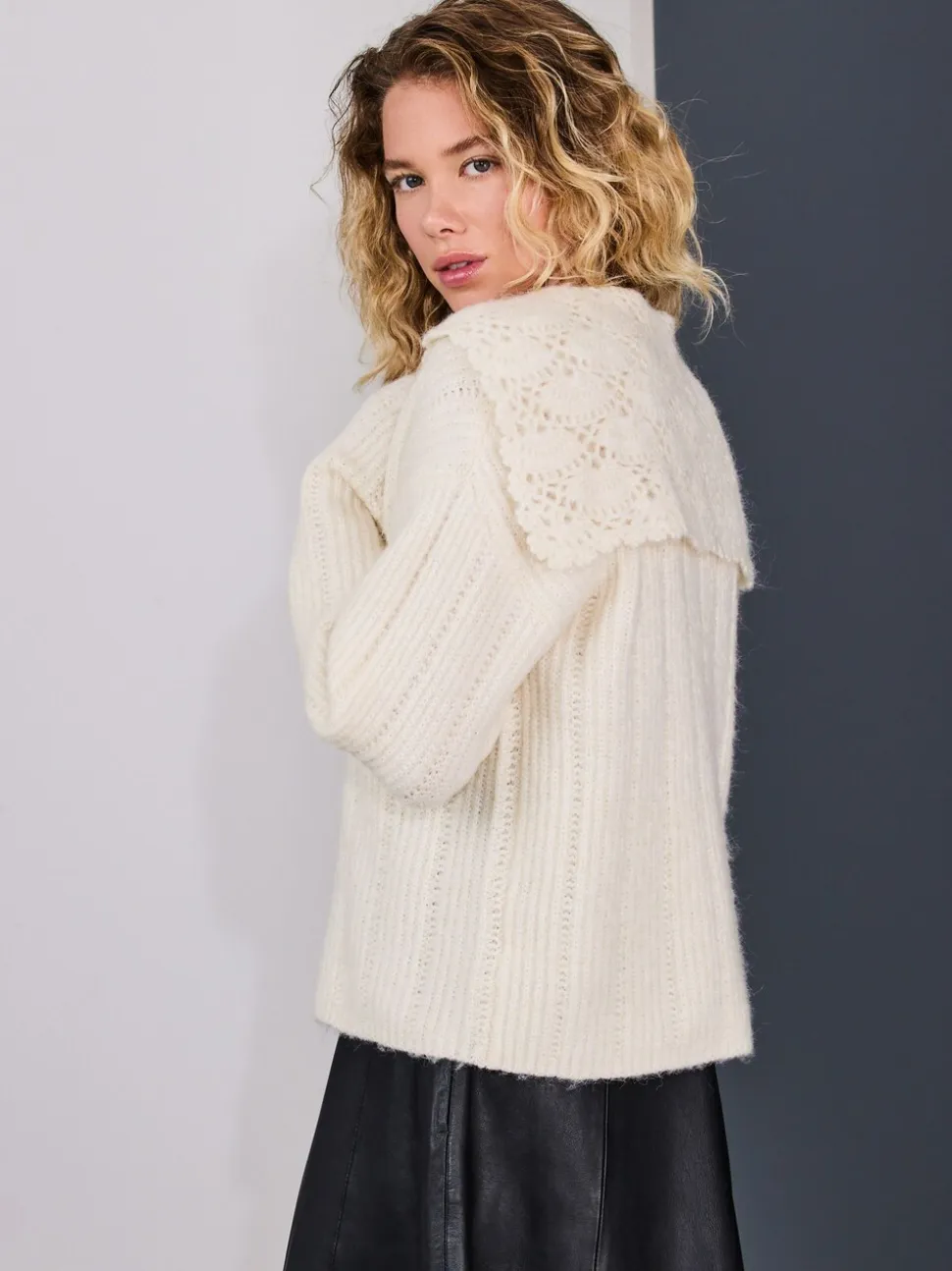 écru - Pull en maille côtelée avec col marin au crochet