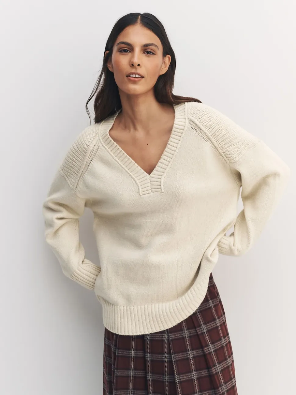 écru - Pull long à col en V en coton et laine mélangés