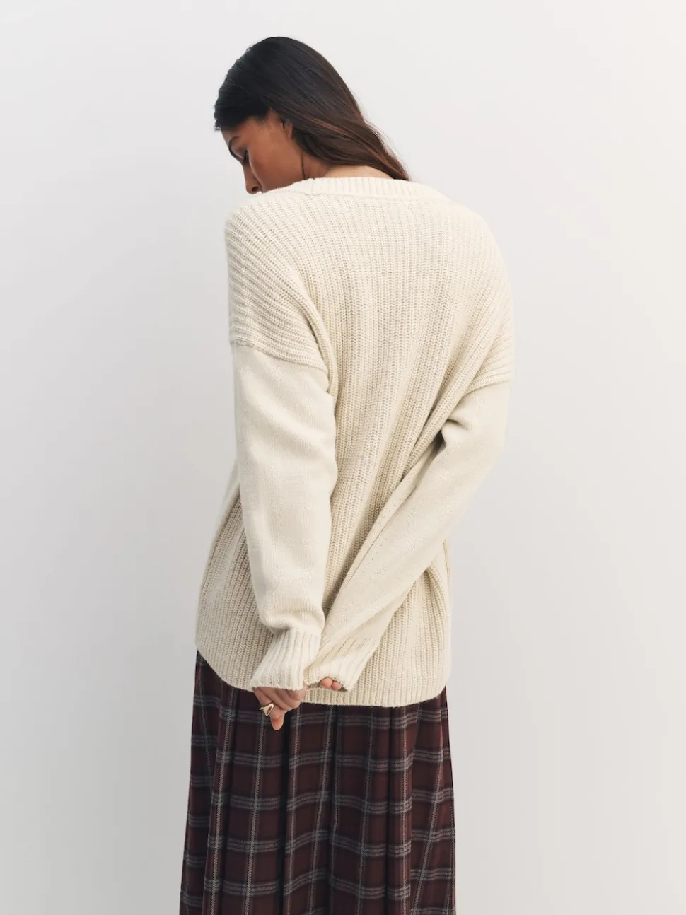 écru - Pull long à col en V en coton et laine mélangés