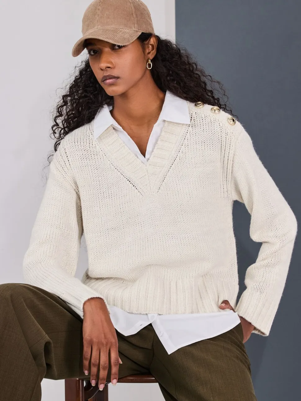 écru - Pulls look superposé en maille à col en V avec chemise
