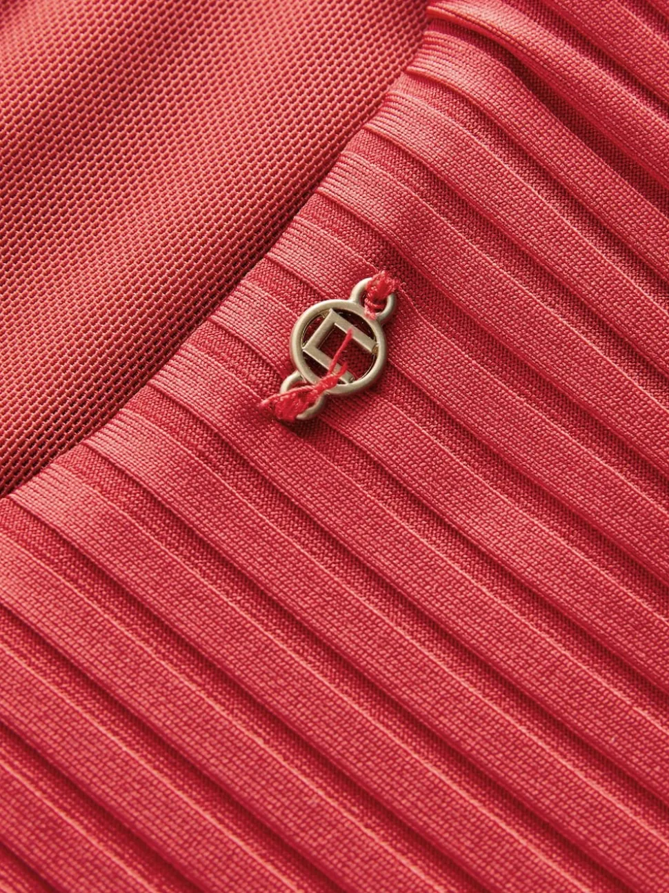 Côtes rouges - Maillot de bain plongeant et galbant avec contrôle du ventre