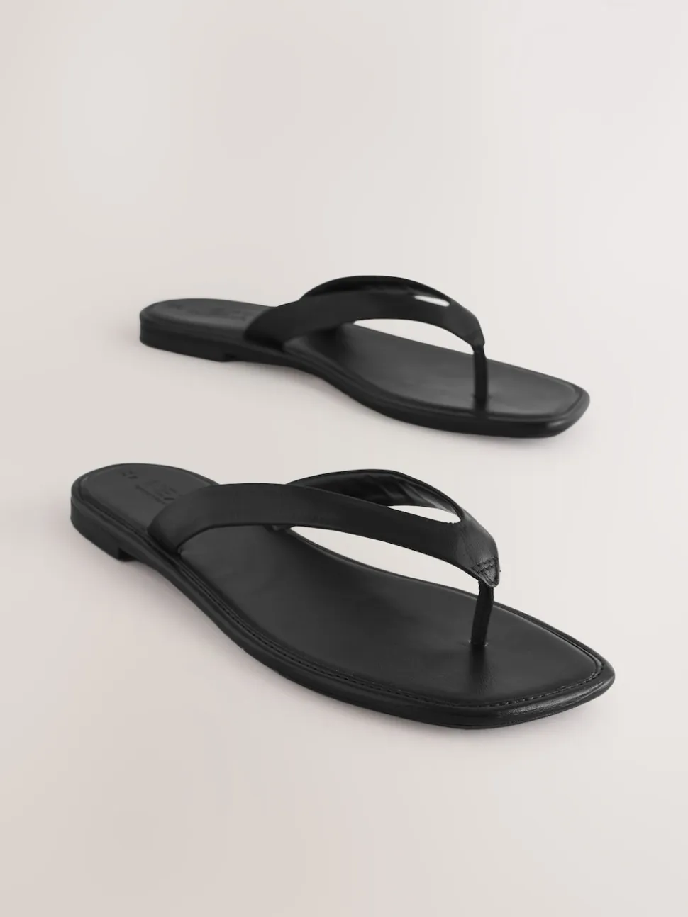 Cuir noir - Sandales à entredoigt carré