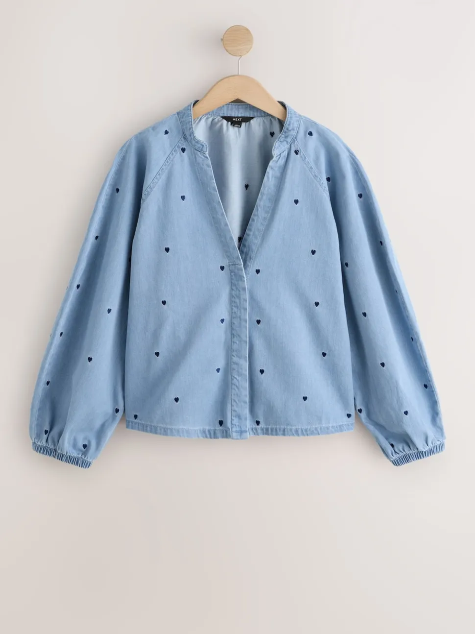 Cœur Bleu bleu marine - Chemisier en denim à manche bouffante et col en V brodé cœur