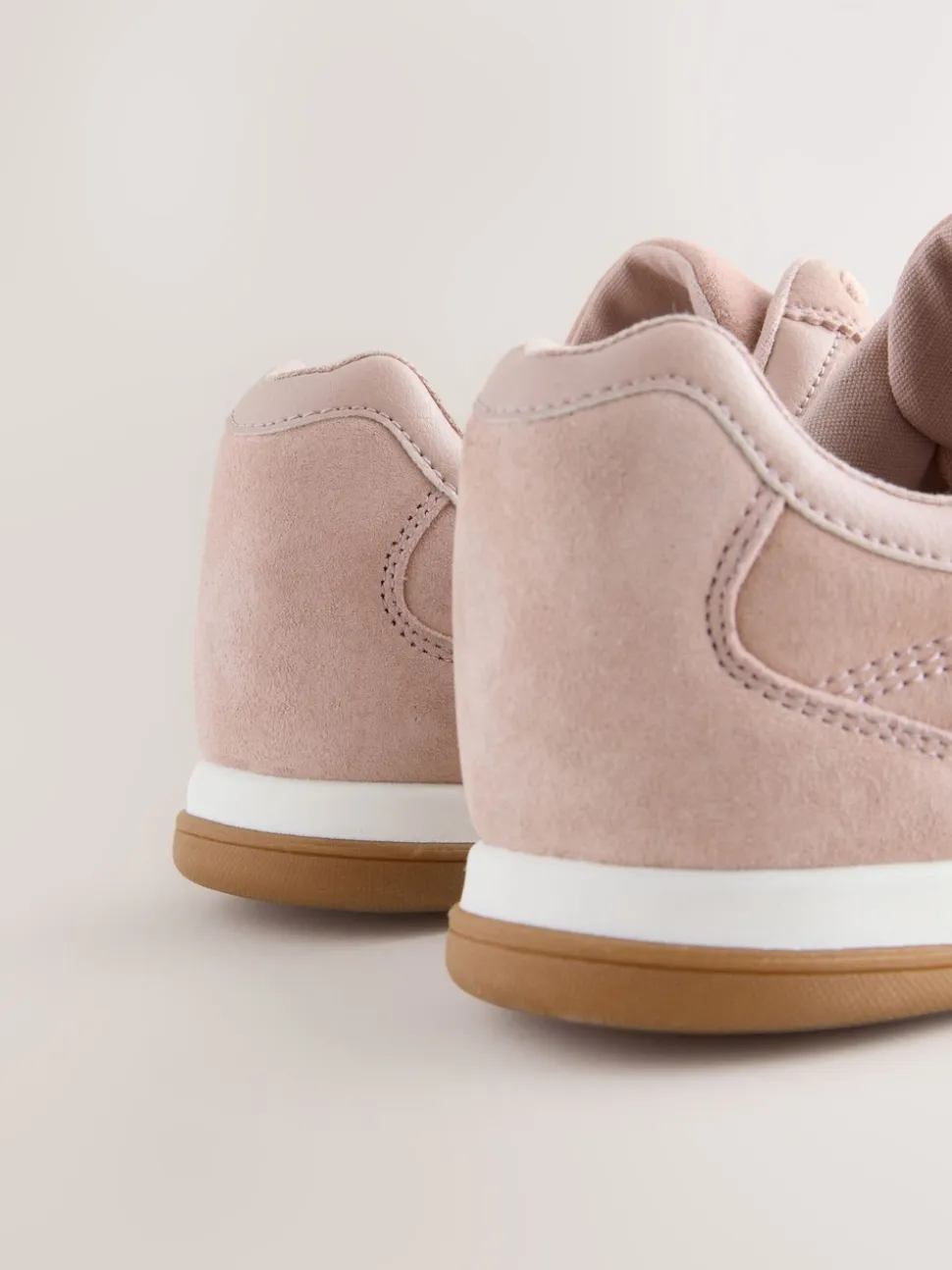 Daim rose - Baskets à lacets avec panneau de coutures en cuir