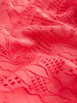 Dentelle rose corail - Maillot de bain Bandeau gainant à jambes froncées
