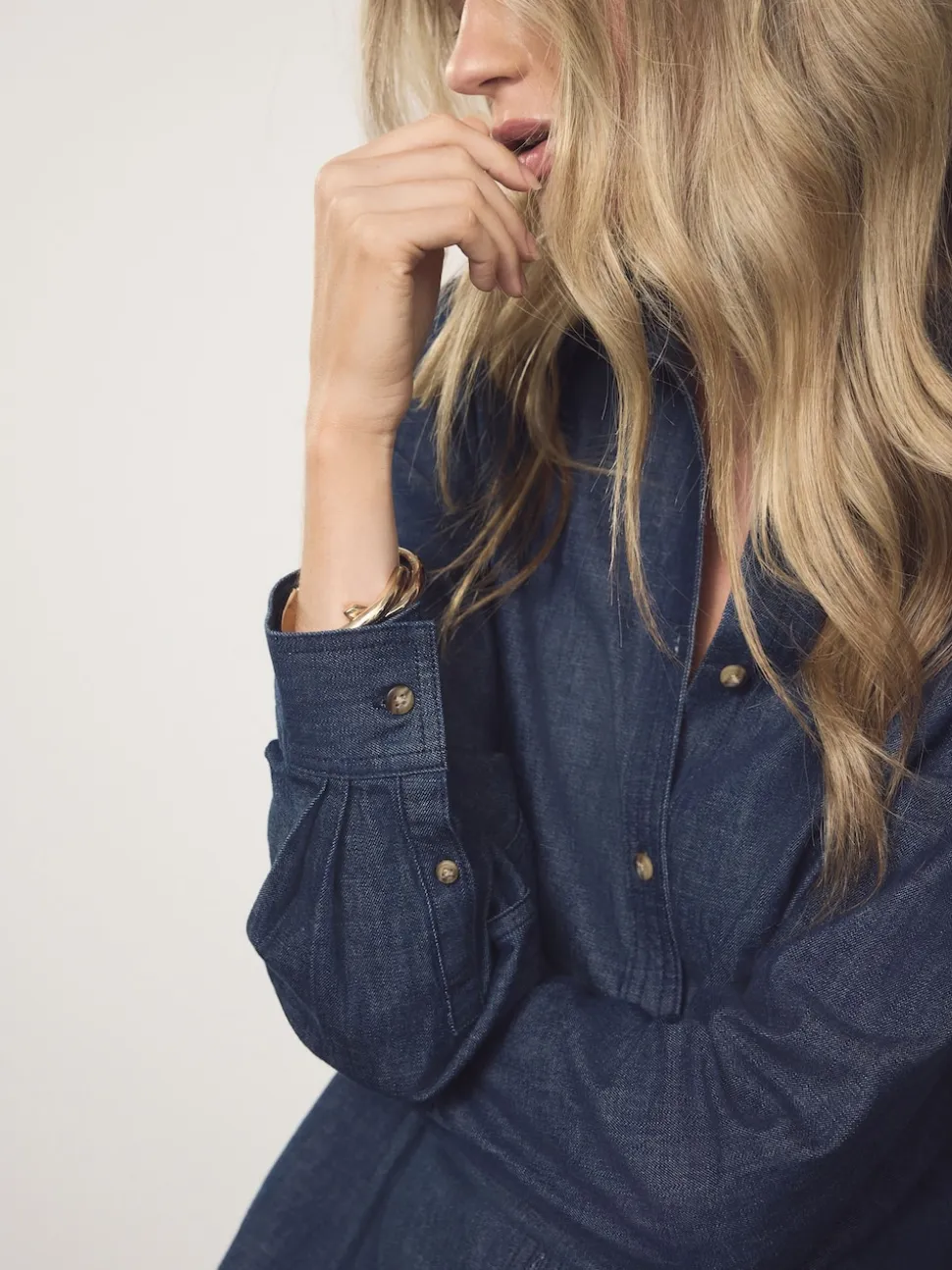 Délavage bleu - Chemise en denim ajustée à manches longues à taille cintrée