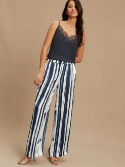 Ecru/Marine - Pantalons à jambe large en satin effet froissé