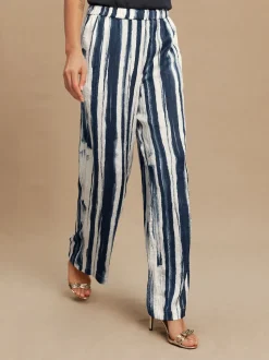 Ecru/Marine - Pantalons à jambe large en satin effet froissé