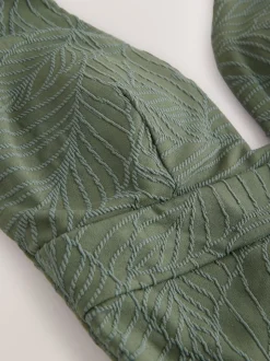 Feuille vert kaki texturée - Maillot de bain plongeant et galbant avec contrôle du ventre