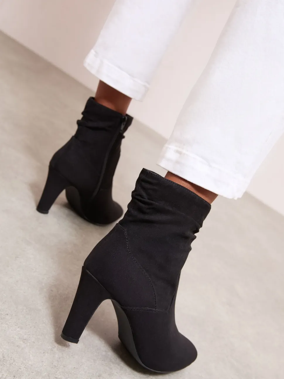 Friends Like These bottines en faux daim froncé à talon moyen