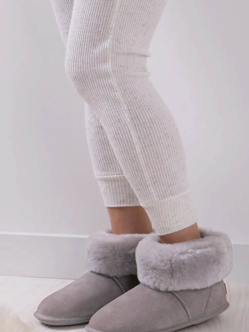 Gris - Chaussons Just Sheepskin Albery en peau de mouton pour femme