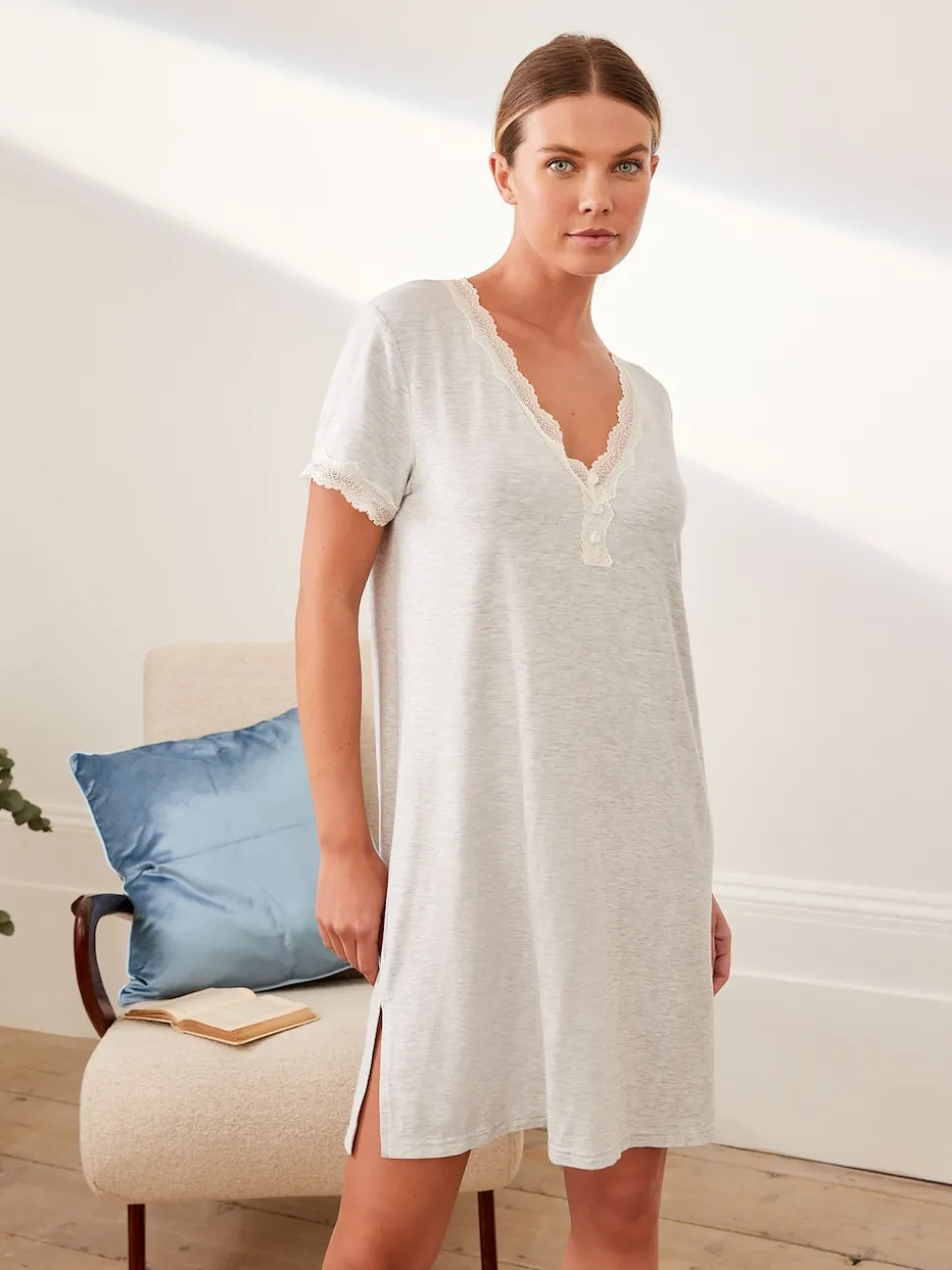 Gris - Chemise de nuit Laura Ashley avec bordure en dentelle modale