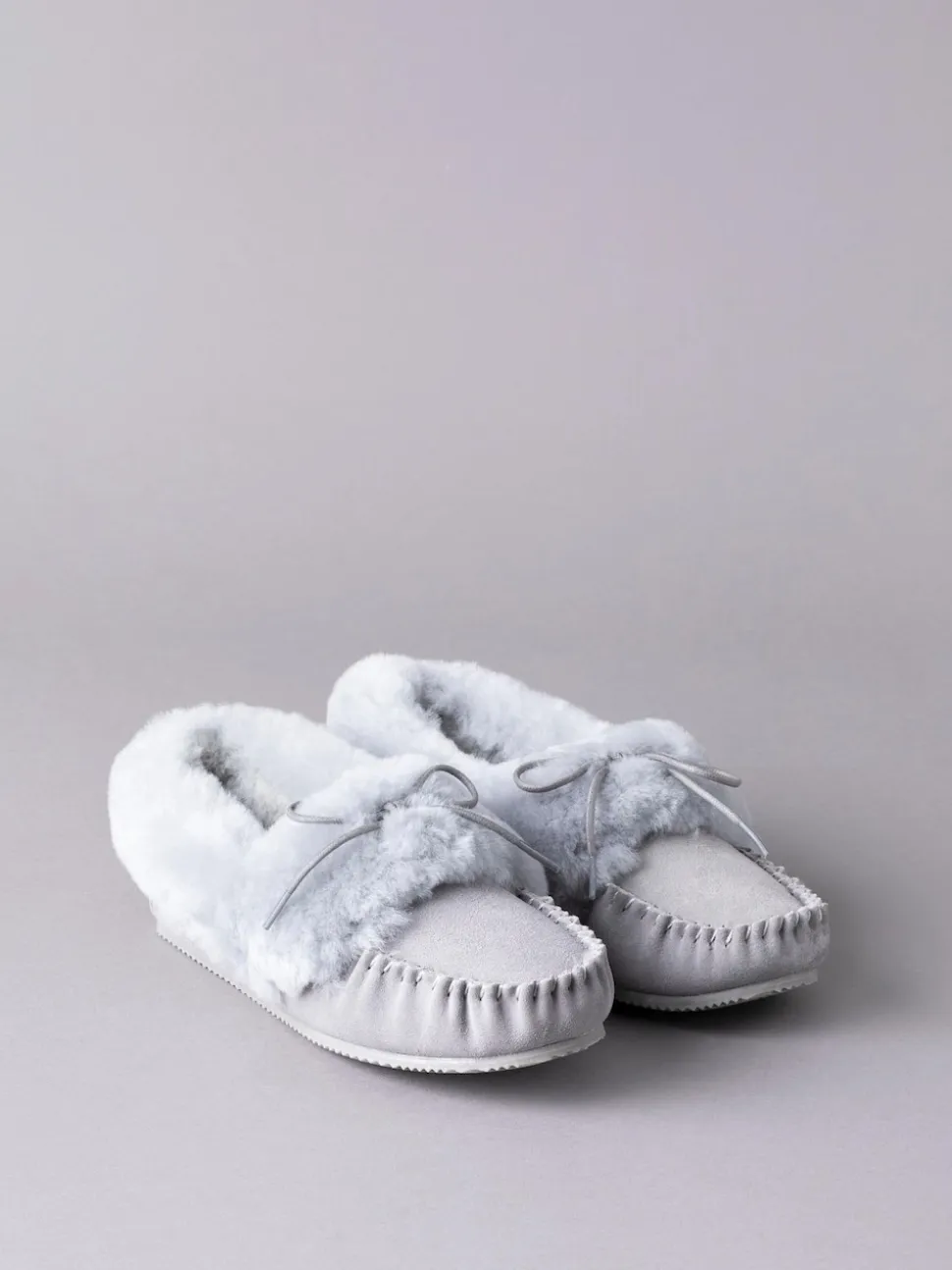 Gris clair - Chaussons style mocassins en peau de mouton Lakeland Leather femme